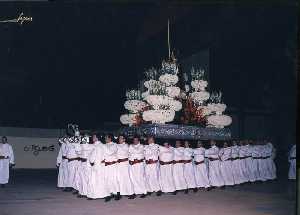 Trono de San Juan a hombros de los miembros de la agrupacin 