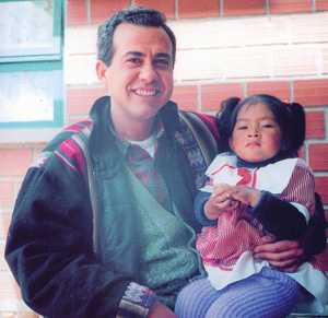 Imagen del Padre Pepe con una nio de El Alto [Blanca_Jos Fuentes]