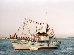 Barco acompa�ando la romer�a 