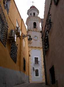 Calle y torre en la Ribera de Molina