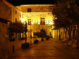 Plaza del Arco,al fondo Ayuntamiento en la noche