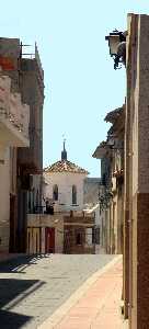 Calle tipica,al fondo Iglesia San Juan