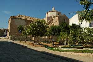 Iglesia de San Andrs con su jardn en Mazarrn
