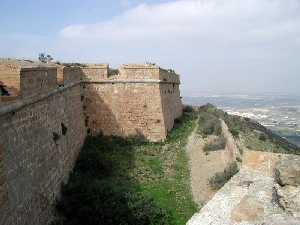 Muros del Fuerte de la Atalaya en Cartagena 