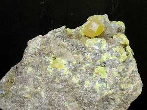Cristal bipiramidal truncado de azufre sobre matriz carbonatada. La Serrata (Lorca) 