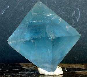 Cristal octadrico de fluorita. (Coleccin del Dpto. de Geologa de la Univ. de Murcia) 