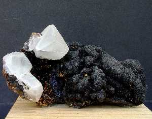 Cristal de calcita de la mina Herculano originado por la combinacin de dos romboedros, sobre pirolusita botrioidal. Atamara (Cartagena) 
