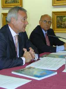Ramn Luis Valcrcel y Felipe Julin durante la presentacin del Anuario 2004 