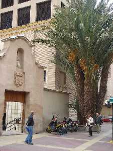 Flanqueando Ilustres edificios( Entrada al edificio de Las Claras) 