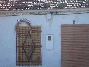 Pasado el Domingo de Ramos, adornando las fachadas de las casas 