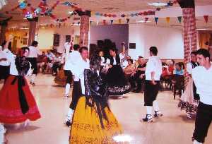 Coros y danzas de El Palmar en las fiestas de Barrio Peral 