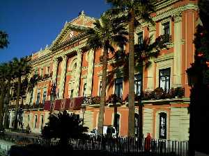 Vista lateral del Ayuntamiento de Murcia 