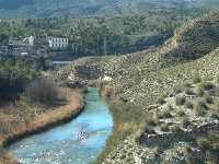 El Segura a su salida de Almadenes. Al fondo El Gorgot�n