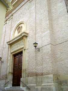 Entrada principal de la iglesia de Santiago en Pliego 