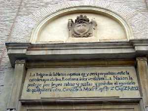 Escudo e Inscripcin de la Puerta[Iglesia de Santiago Apostol Pliego]