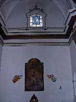 Vista de una de las Vidrieras y Pinturas de la Iglesia