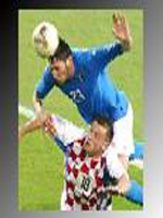 Lucha en el campo por un balón aéreo (Fútbol) Lucha en el campo por un balón aéreo (Fútbol)