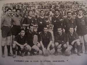 Formando con el F. C Barcelona. Por abajo, el primero a la izquierda 