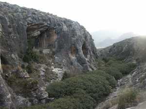 Barranco con Abrigos de Los Grajos en Sierra de Ascoy 