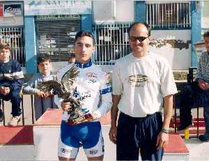 Claudio Casas, con un trofeo en su etapa en Hierros Agera