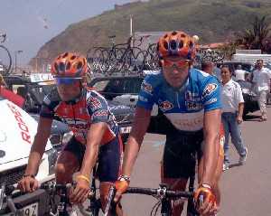 Claudio Casas (izquierda) antes de comenzar una carrera