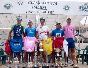 Claudio Casas (segundo por la derecha) sosteniendo el maillot rojo de la Clsica Costa Clida