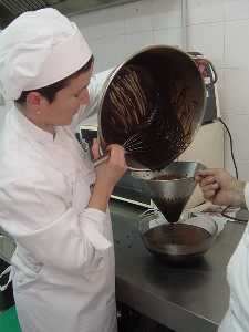 Preparando el bao de chocolate para dar brillo 