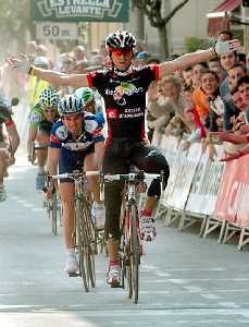 Valverde entrando a meta como ganador de la segunda etapa de la Vuelta Ciclista a Murcia 2006