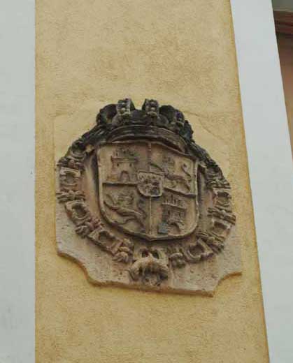 Escudo ubicado en el exterior de la biblioteca. Regin de Murcia Digital
