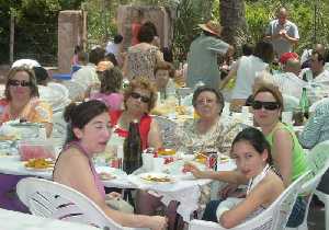 Un grupo de mujeres disfruta de la comida 