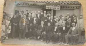 Vecinos de El Escobar junto al antiguo casino (1926) 