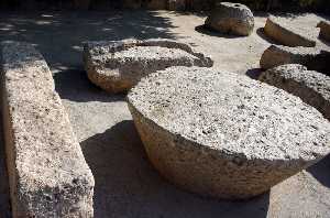 Piedras de Molino en el Jardn de La Alquera 