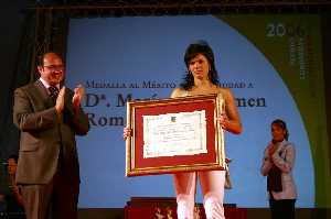 El alcalde de Puerto Lumbreras le entrega el ttulo de 'Lumbrerense del Ao 2006'.