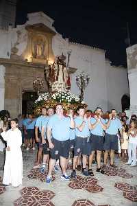 Los jvenes sacan a hombros a San Agustn