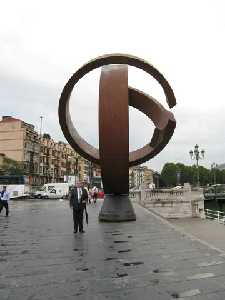 En Bilbao junto a una escultura de Oteiza
