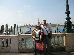 En Venecia con su esposa