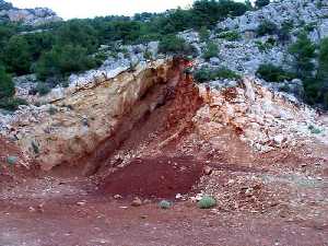 Yacimiento de bauxitas crsticas del Cejo de la Grieta en la sierra de Ponce (Zarzadilla de Totana)