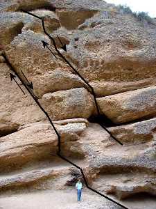 Fallas normales que afectan a los niveles conglomerticos del desfiladero del ro Chcamo [GEOLOGA]