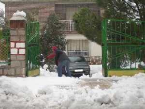 Dos hombres apartan la nieve en una casa de Barranda