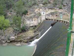 Embalse para explotacin hidroelctrica en la cuenca alta murciana del Ro Segura. El hombre y el Segura