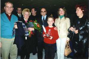 Rafael de los Ros con su familia recibiendo un premio