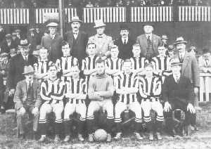 Thompson, tercer futbolista de la fila central, posa junto a sus compaeros del Gillingham