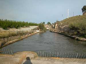 Canal alimentador del Salto del Progreso; el agua procede del Segura. Sotos fluviales, Horno