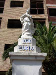 Detalle de la escultura de la plaza de la Inmaculada 