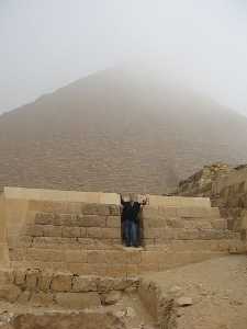 2006-En la base de la  gran piramide de Keos.