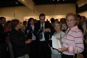 2005- Firmando catalogos Expo. Colectiva en Elche