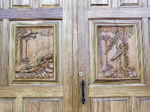 Detalle de las puertas de la parroquia 