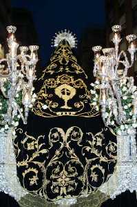 Manto de la Virgen de la Soledad, de terciopelo negro bordado en oro