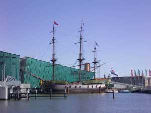 Barco especiero en el puerto de Amsterdam 