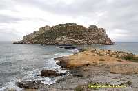 Figura 2. Punta Cambrn, formada por costa rocosa baja a un lado y playa al otro, apuntando hacia la isla del Fraile, isla de permetro rocoso casi en  su totalidad.